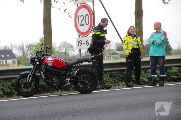 Aanrijding tussen motor en auto leidt tot hulpverlening