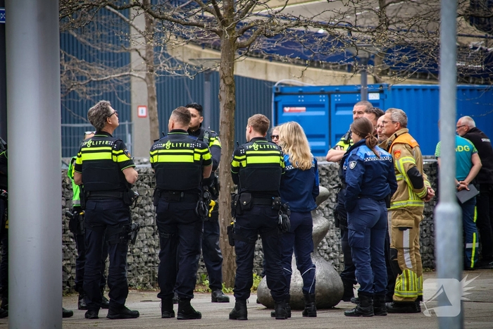 Persoon in nood op hoogte bij ziekenhuis