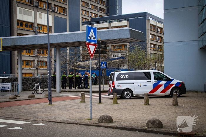 Persoon in nood op hoogte bij ziekenhuis