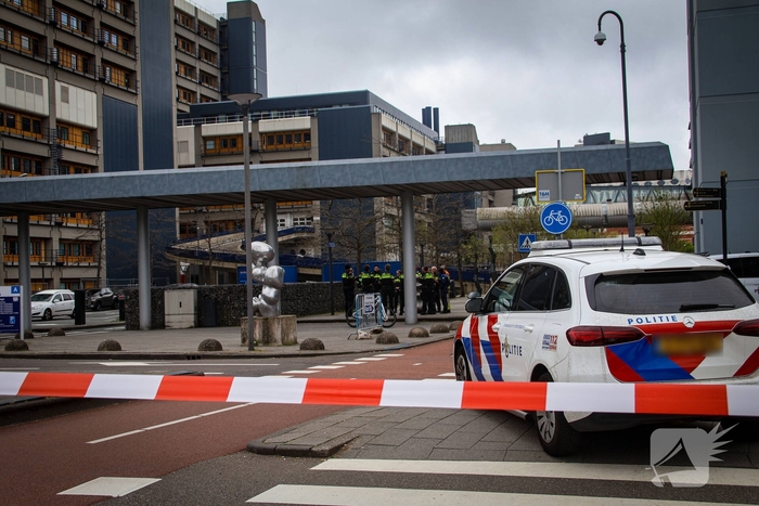 Persoon in nood op hoogte bij ziekenhuis