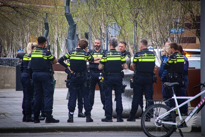 Persoon in nood op hoogte bij ziekenhuis