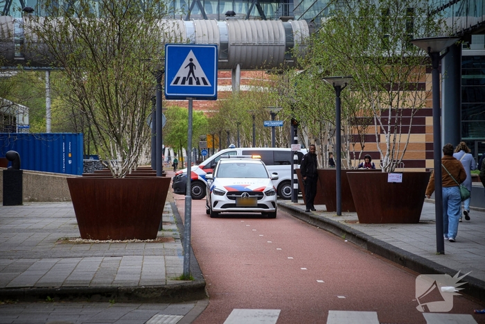 Persoon in nood op hoogte bij ziekenhuis
