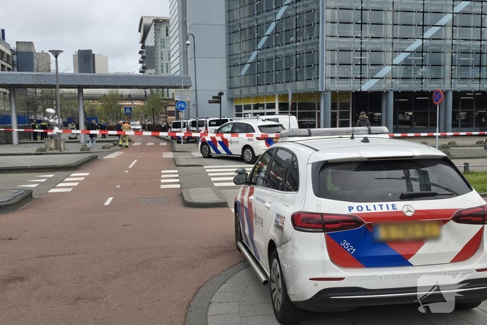 Persoon in nood op hoogte bij ziekenhuis