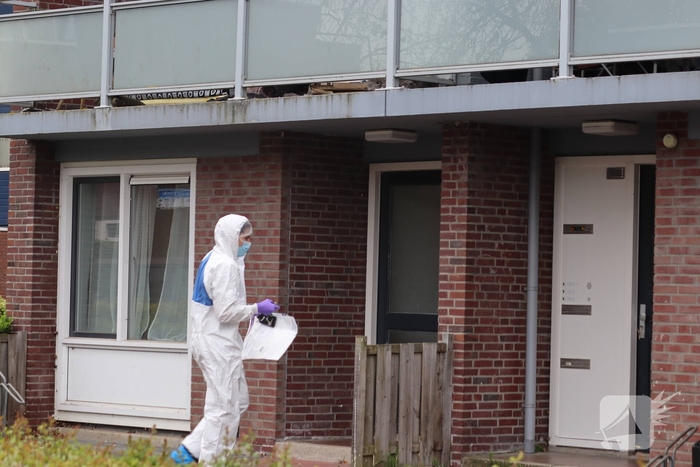 Groot politie onderzoek in woning na overlijden