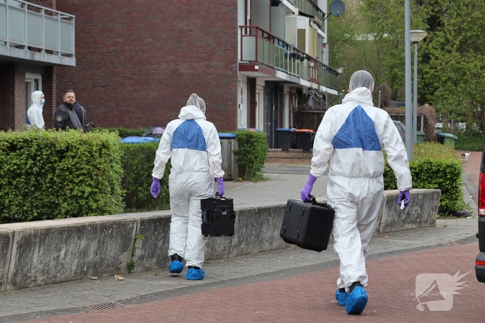 Groot politie onderzoek in woning na overlijden