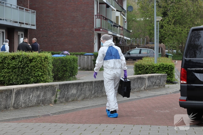 Groot politie onderzoek in woning na overlijden