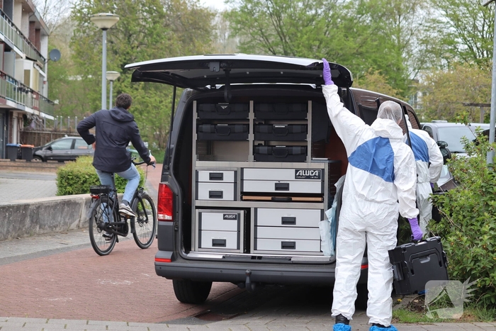 Groot politie onderzoek in woning na overlijden