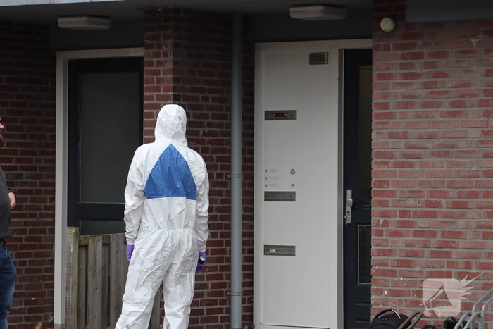 Groot politie onderzoek in woning na overlijden