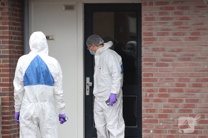 Groot politie onderzoek in woning na overlijden