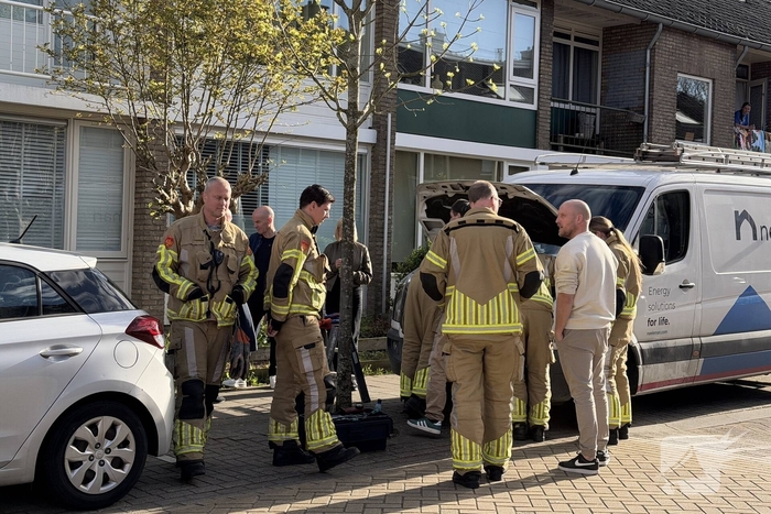 Kat in motorcompartiment, brandweer ingezet
