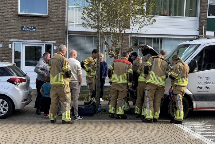 Kat in motorcompartiment, brandweer ingezet