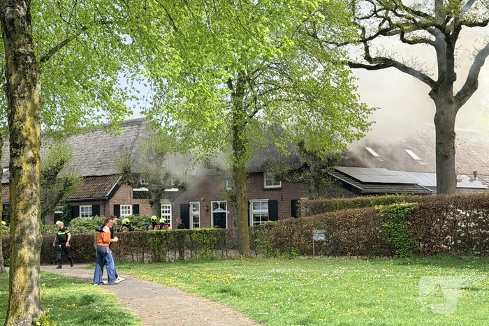 Uitslaande brand op woning met rietenkap