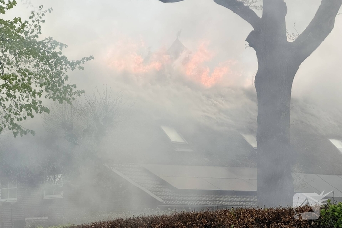 Uitslaande brand op woning met rietenkap