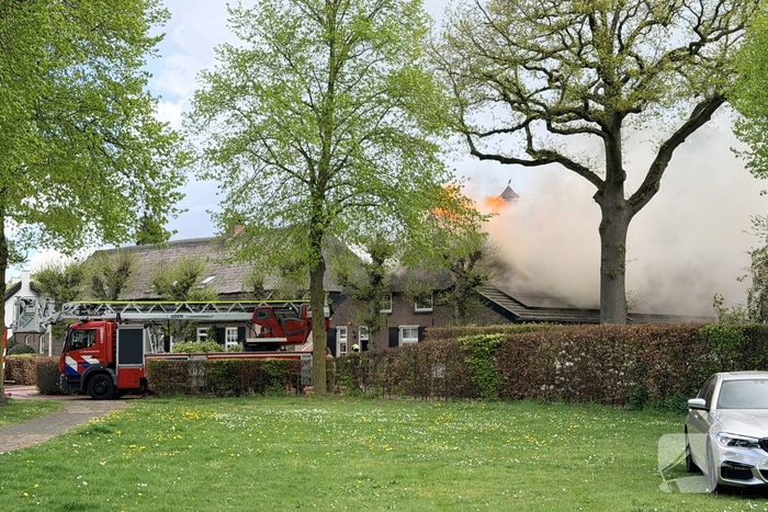 Uitslaande brand op woning met rietenkap