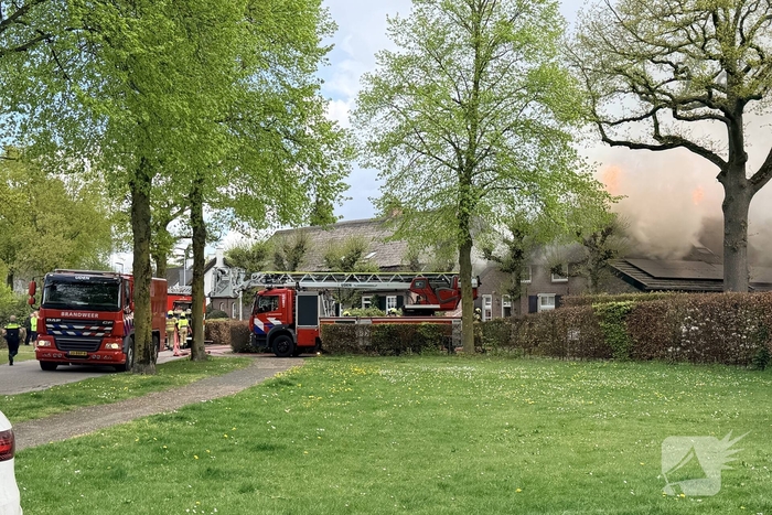 Uitslaande brand op woning met rietenkap