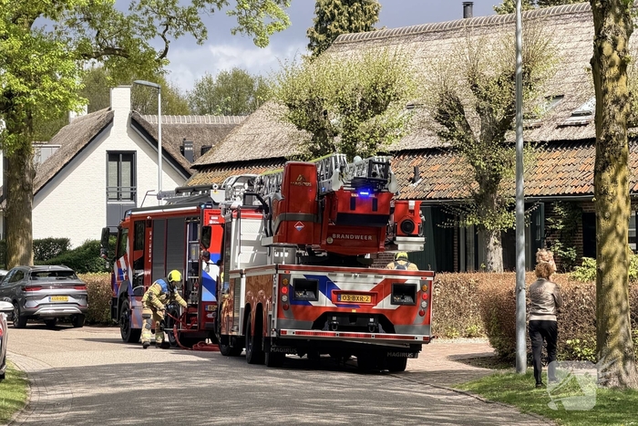 Uitslaande brand op woning met rietenkap