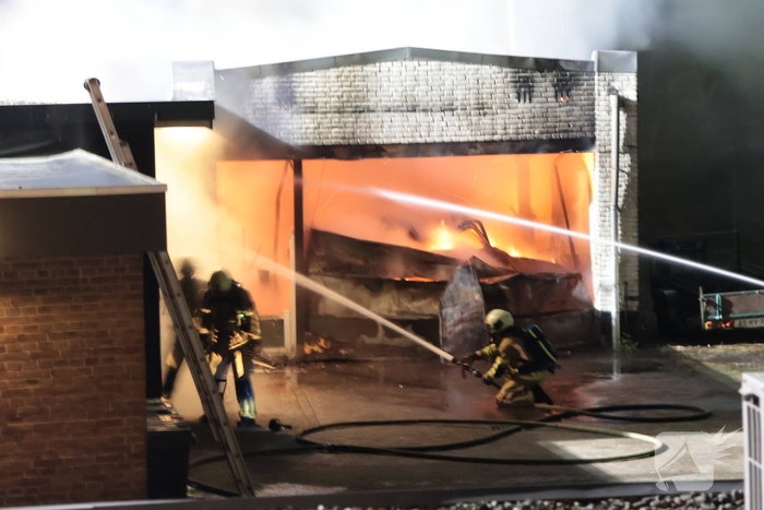 Grote brand verwoest opslagschuur