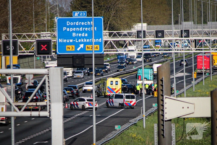 Aanrijding tussen auto en vrachtwagen leidt tot file