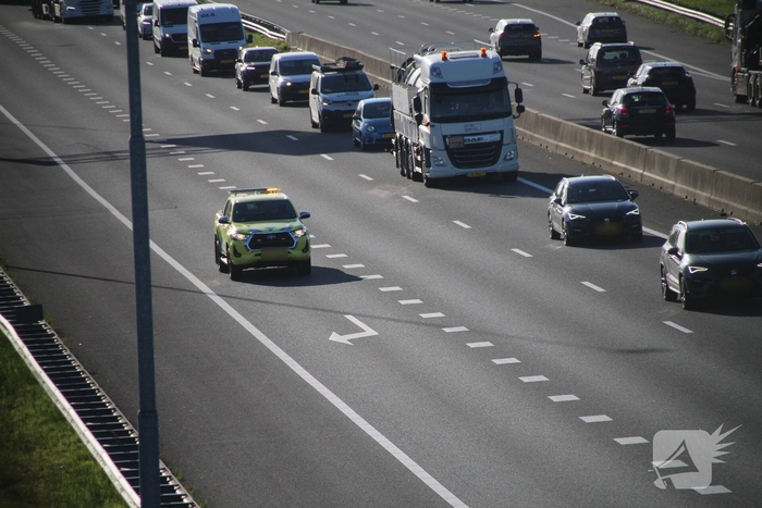 Aanrijding tussen auto en vrachtwagen leidt tot file