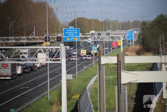 Aanrijding tussen auto en vrachtwagen leidt tot file