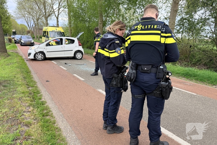 Auto botst tegen boom, bestuurder ongedeerd