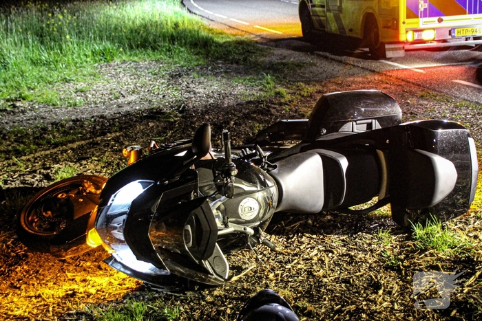 Motorrijder valt na botsing met zwaan