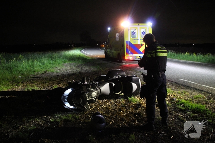Motorrijder valt na botsing met zwaan