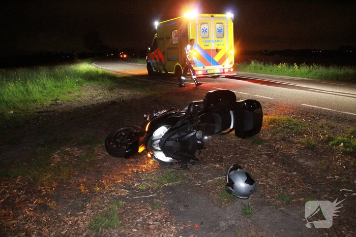 Motorrijder valt na botsing met zwaan