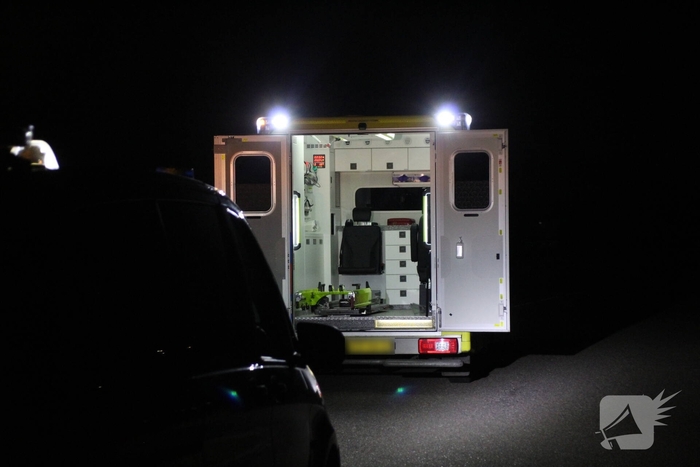 Motorrijder valt na botsing met zwaan