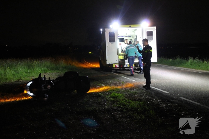 Motorrijder valt na botsing met zwaan