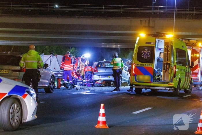 Ernstig ongeval op snelweg met meerdere voertuigen
