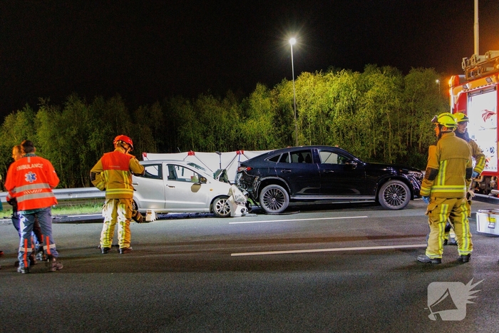 Ernstig ongeval op snelweg met meerdere voertuigen