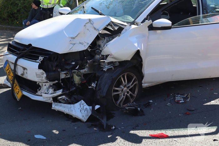 Botsing tussen voertuigen leidt tot schade