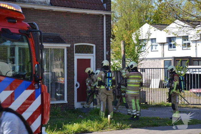 Deur geramd door brandweer bij gasincident