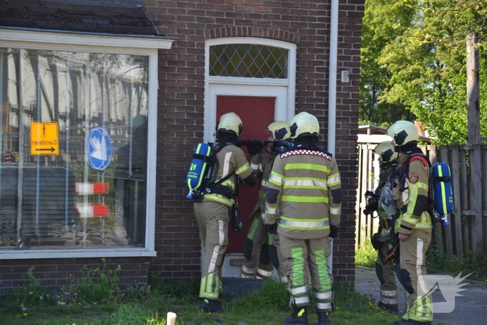 Deur geramd door brandweer bij gasincident