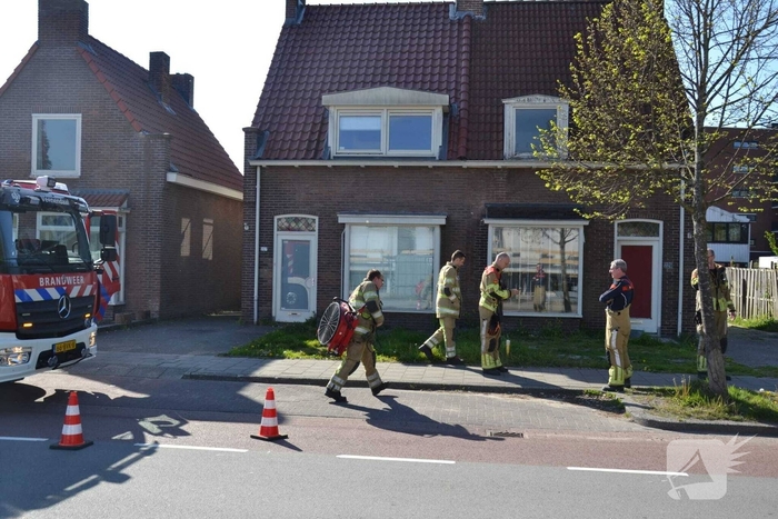 Deur geramd door brandweer bij gasincident