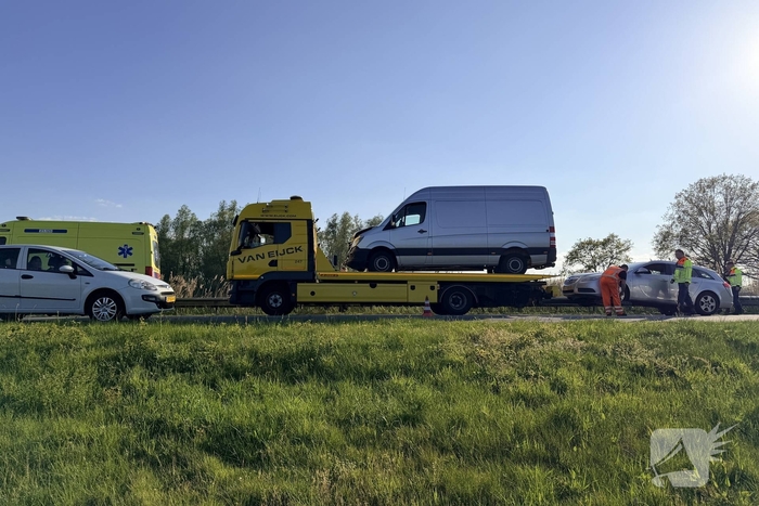 Kopstaartaanrijding zorgt voor chaos op drukke weg