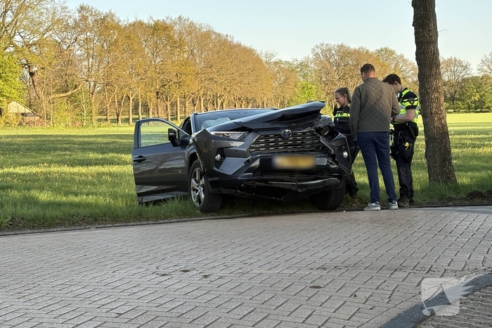 Twee voertuigen in aanrijding op drukke weg