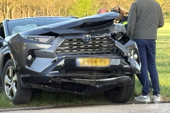 Twee voertuigen in aanrijding op drukke weg