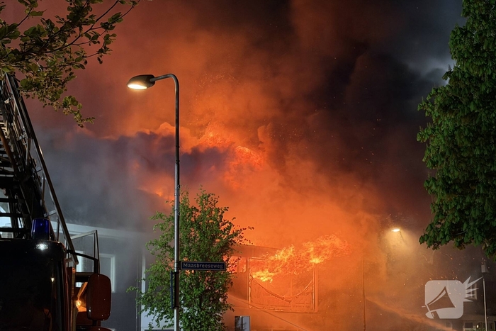 Brand in winkel leidt tot grote brandweerinzet