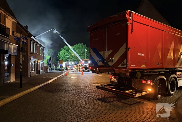 Brand in winkel leidt tot grote brandweerinzet