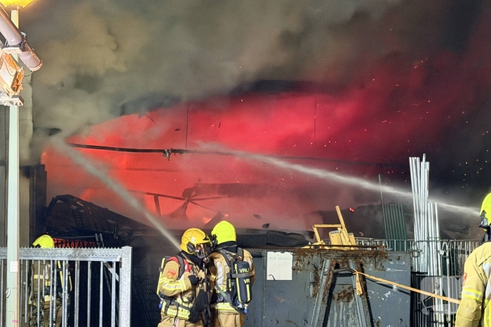 Brand in winkel leidt tot grote brandweerinzet