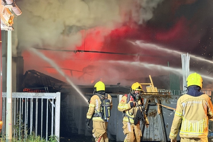 Brand in winkel leidt tot grote brandweerinzet