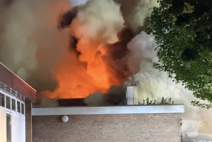 Brand in winkel leidt tot grote brandweerinzet