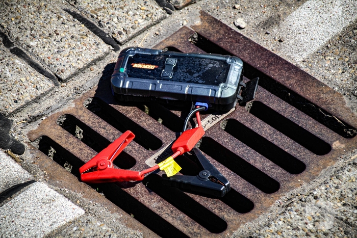 Buitenbrand door oververhitte jump-starter