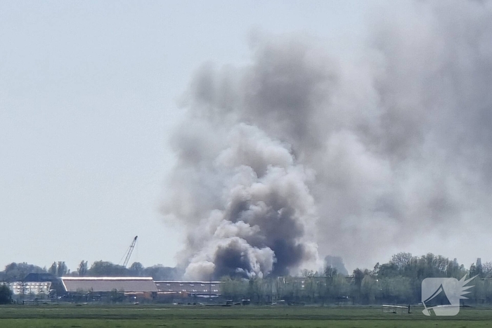 Brand in loods zorgt voor grote rookontwikkeling