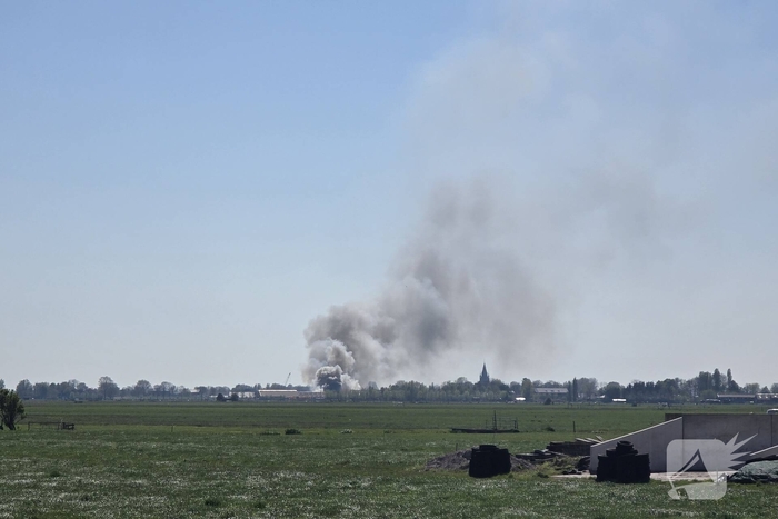 Brand in loods zorgt voor grote rookontwikkeling