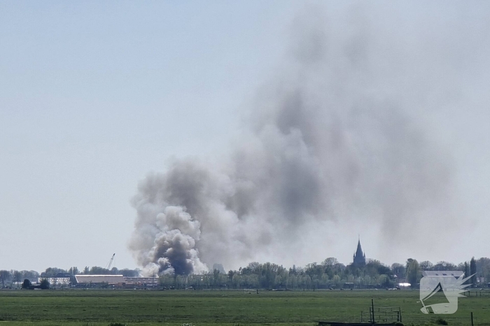 Brand in loods zorgt voor grote rookontwikkeling