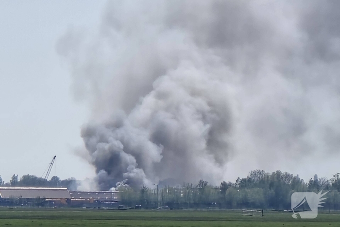 Brand in loods zorgt voor grote rookontwikkeling
