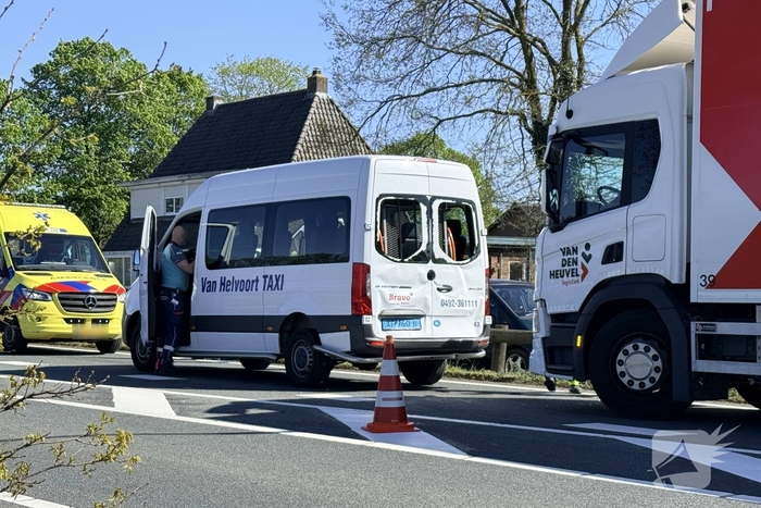 Gewonde nadat vrachtwagen achterop taxibus botst